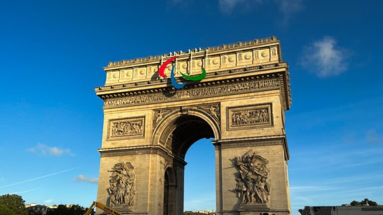 L'Arc de Triomphe se pare des Agitos – Comité Paralympique et Sportif Français