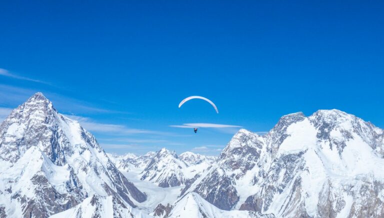 Survoler le K2 en parapente et monter à plus de 9000 mètres – France Bleu