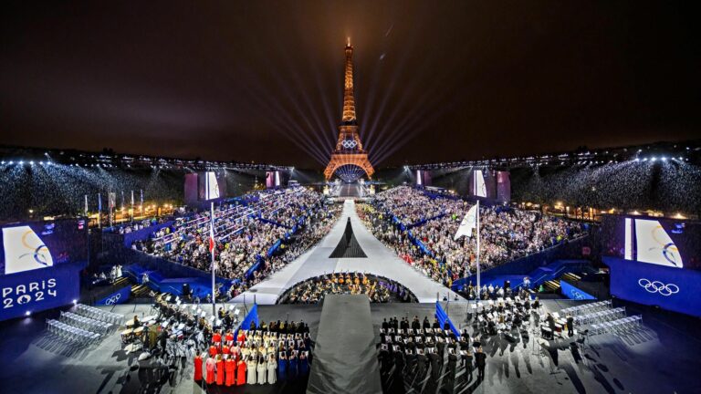 L'hymne olympique interprété devant la tour Eiffel, lors de la cérémonie d'ouverture des JO …